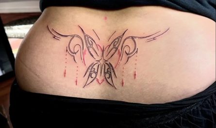 여성 허리 아랫부분에 새겨진 중간 크기의 부족풍 나비 문신
