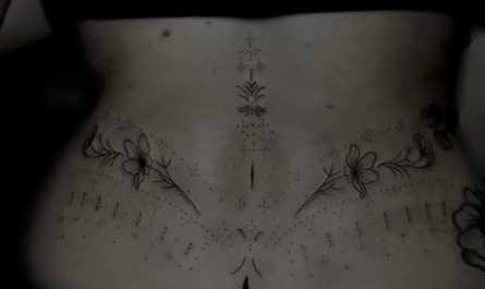 여성 허리 아랫부분에 중간 굵기의 가는 선으로 그린 ​​만다라와 꽃 문신
