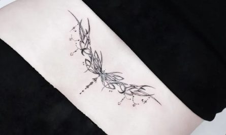 여성 허리 아랫부분에 작고 섬세한 라인으로 그린 ​​잠자리 문신
