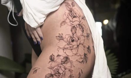 여성 엉덩이에 새겨진 커다란 블랙워크 장미 문신