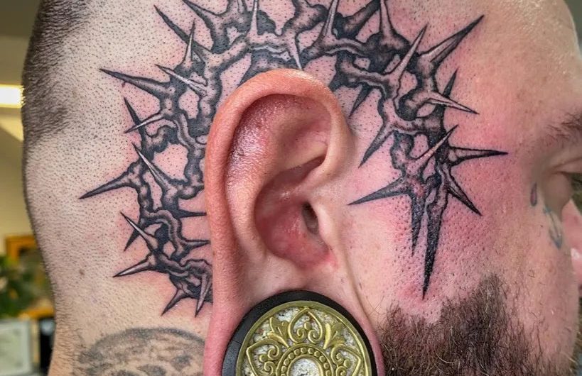 남성 머리에 새겨진 커다란 블랙워크 가시관 문신