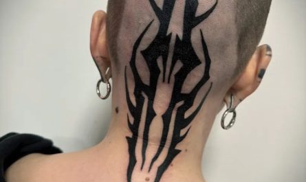 여성 머리에 새겨진 커다란 블랙워크 사슴뿔 문신