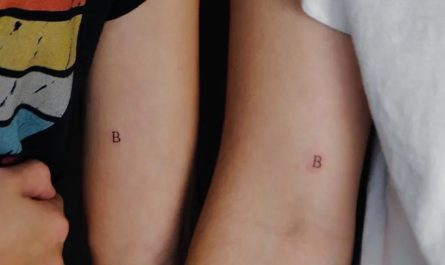 여성 팔뚝에 어울리는 작고 미니멀한 알파벳 B 타투