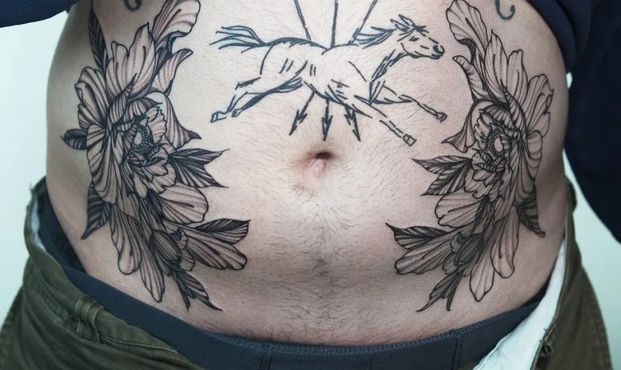 남성 복부에 새겨진 크고 화려한 말과 모란꽃 블랙워크 타투