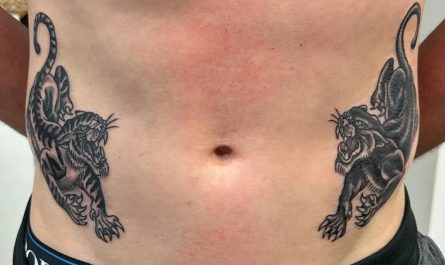 남성 복부에 새겨진 커다란 블랙워크 호랑이와 표범 문신