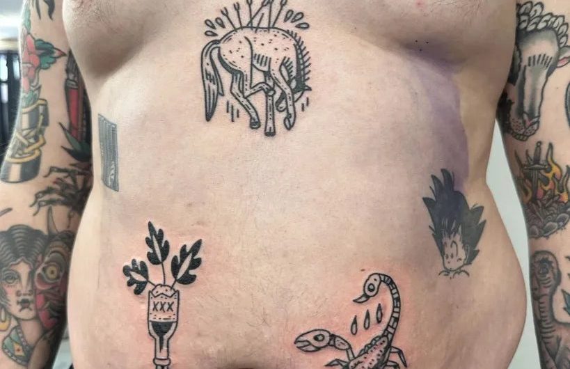 남성 복부에 새겨진 작은 블랙워크 말 전갈 병 문신