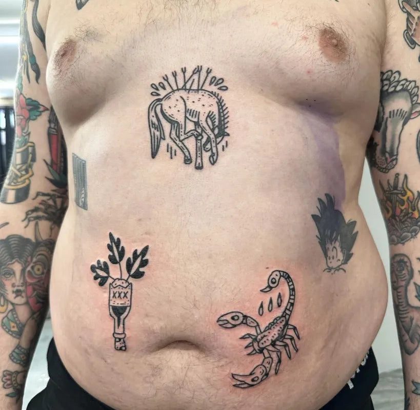 남성 복부에 새겨진 작은 블랙워크 말 전갈 병 문신