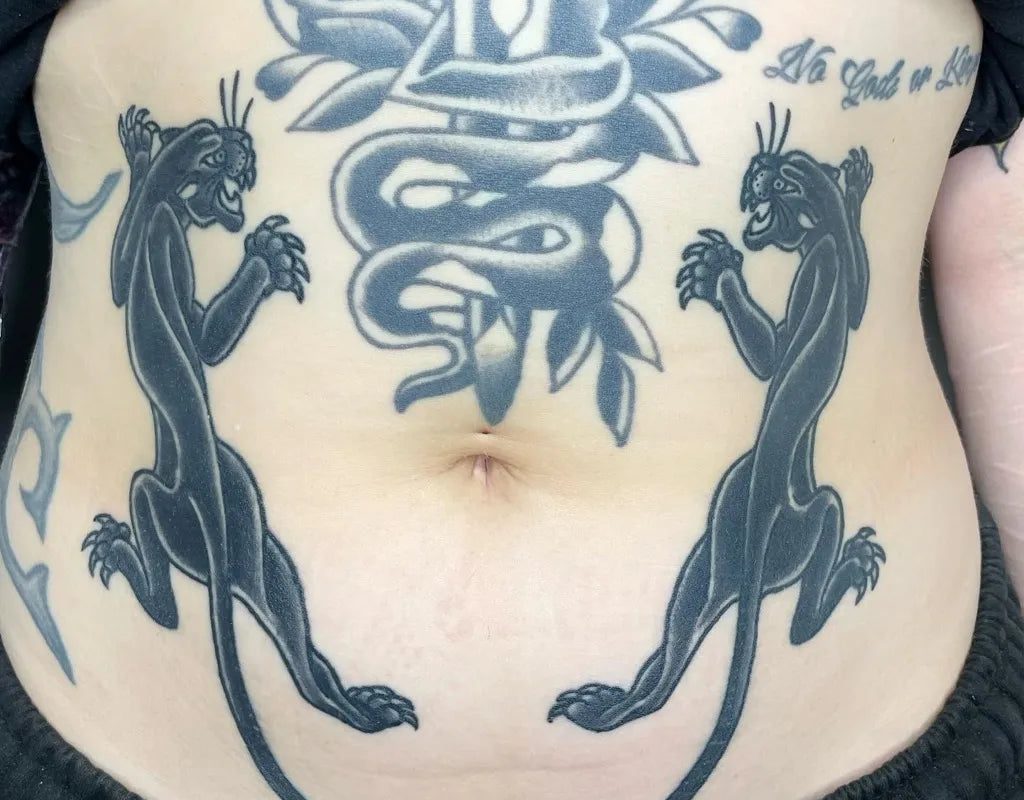 여성 복부에 새겨진 커다란 블랙워크 표범과 뱀 문신