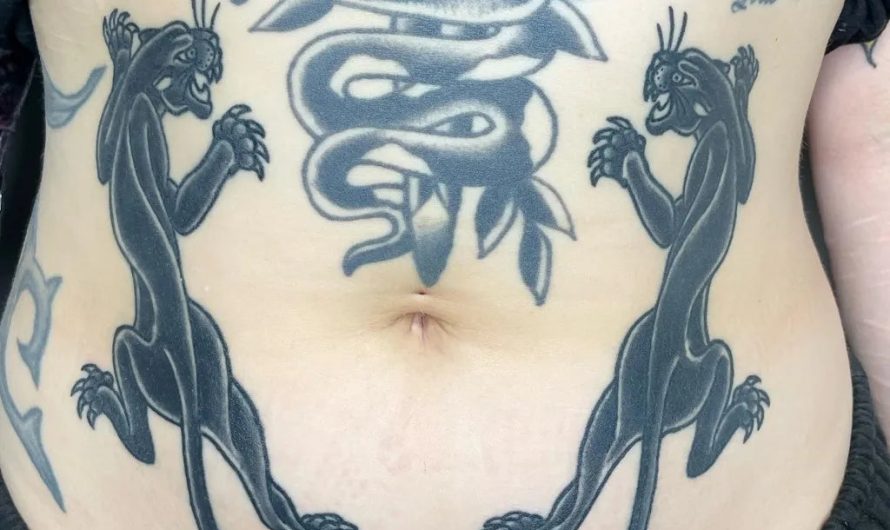 여성 복부에 새겨진 커다란 블랙워크 표범과 뱀 문신