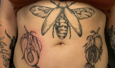 여성 복부에 새겨진 중간 크기 블랙워크 벌 아보카도 석류 문신