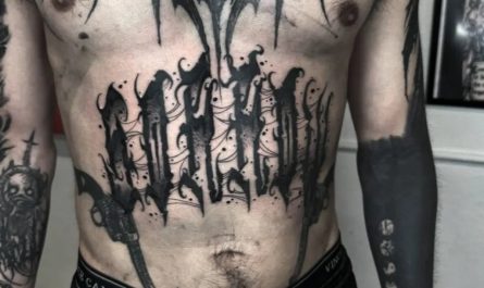 남성 복부에 새겨진 커다란 블랙워크 블랙레터 문신