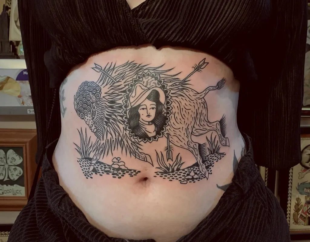 여성 복부에 새겨진 커다란 블랙워크 여성 초상화 버팔로 문신