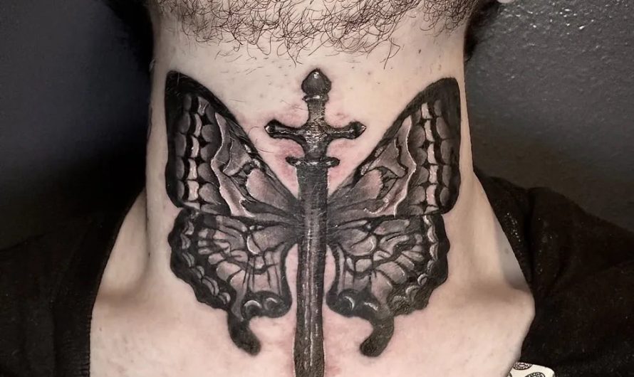 남성 목에 새겨진 중간 크기의 블랙워크 나비와 검 문신