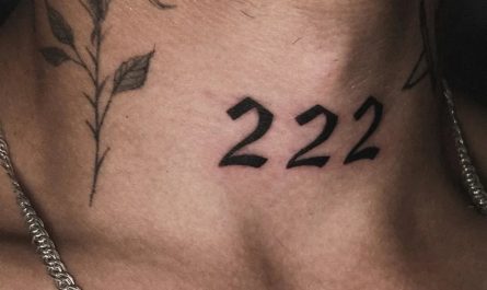 남성 목에 새겨진 작은 블랙워크 222 문신