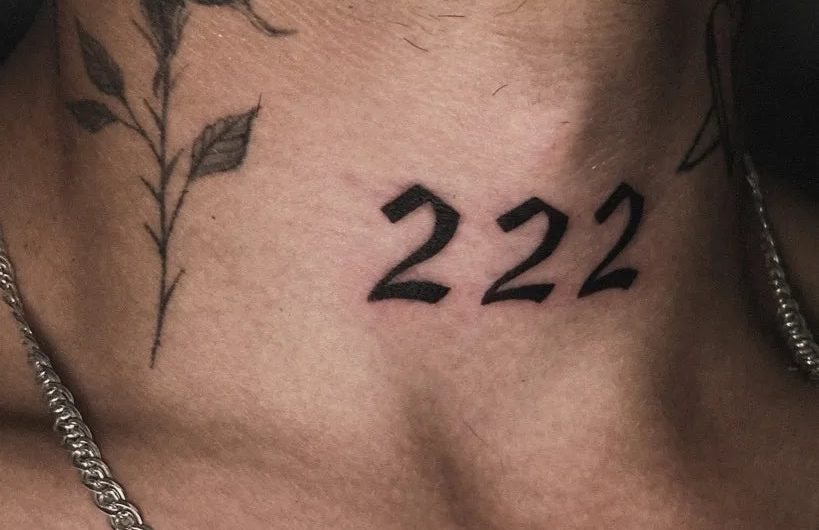 남성 목에 새겨진 작은 블랙워크 222 문신