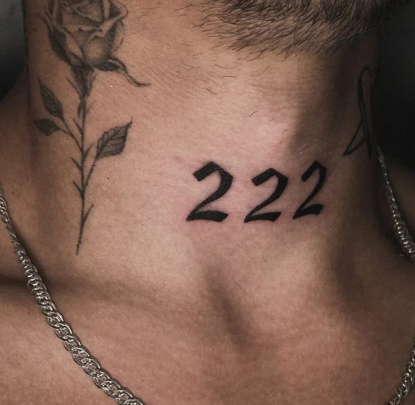 남성 목에 새겨진 작은 블랙워크 222 문신