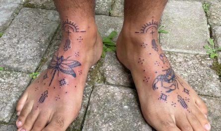 남성 발에 새겨진 중간 크기 블랙워크 잠자리 깃털 문신