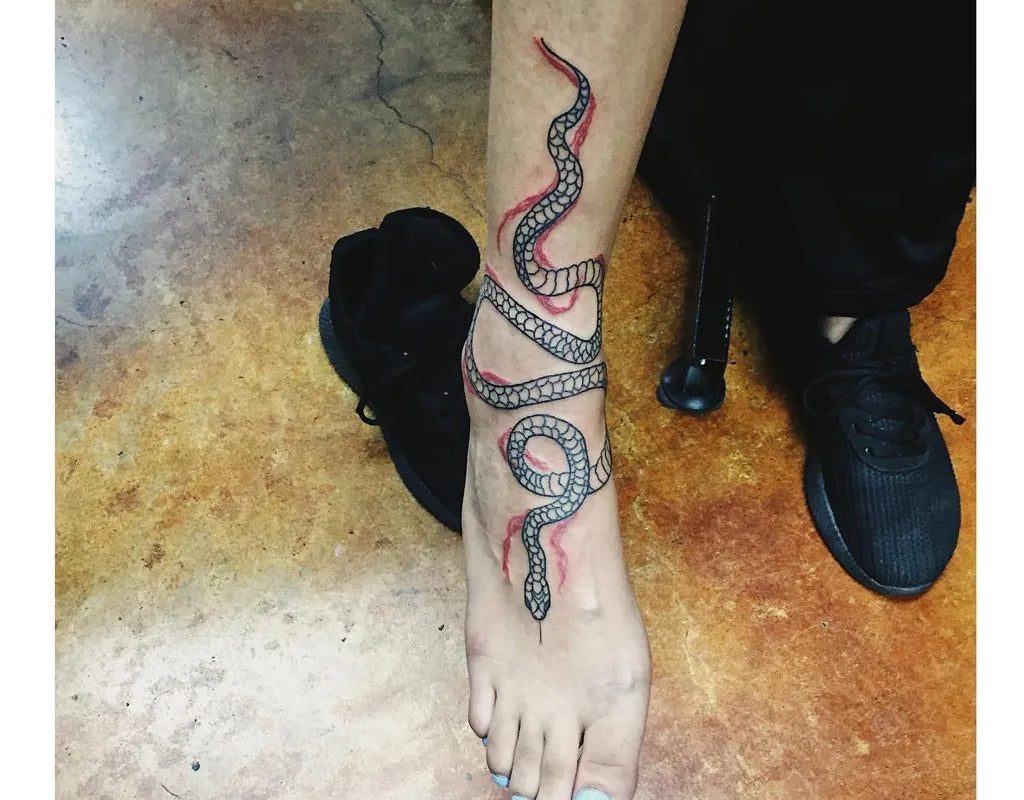 여성 발에 새겨진 작은 블랙워크 뱀 문신