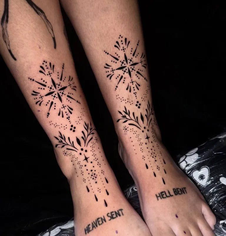 여성 발에 새겨진 작고 장식적인 눈송이와 글씨 문신