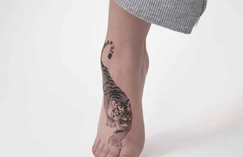 여성 발에 새겨진 작은 블랙워크 호랑이 문신