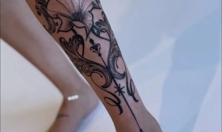 여성 발에 새겨진 커다란 블랙워크 꽃무늬 만다라 문신