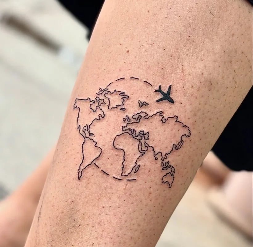 여성 발목에 비행기가 있는 작은 선으로 그린 ​​세계 지도 문신