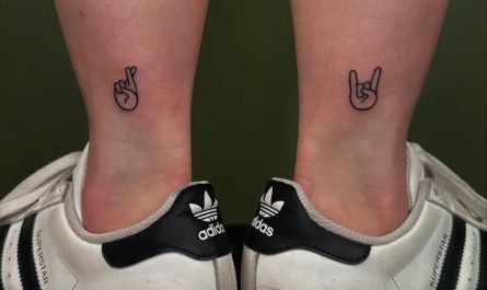 여성 발목에 새겨진 섬세한 라인워크 록 온 핸드 타투