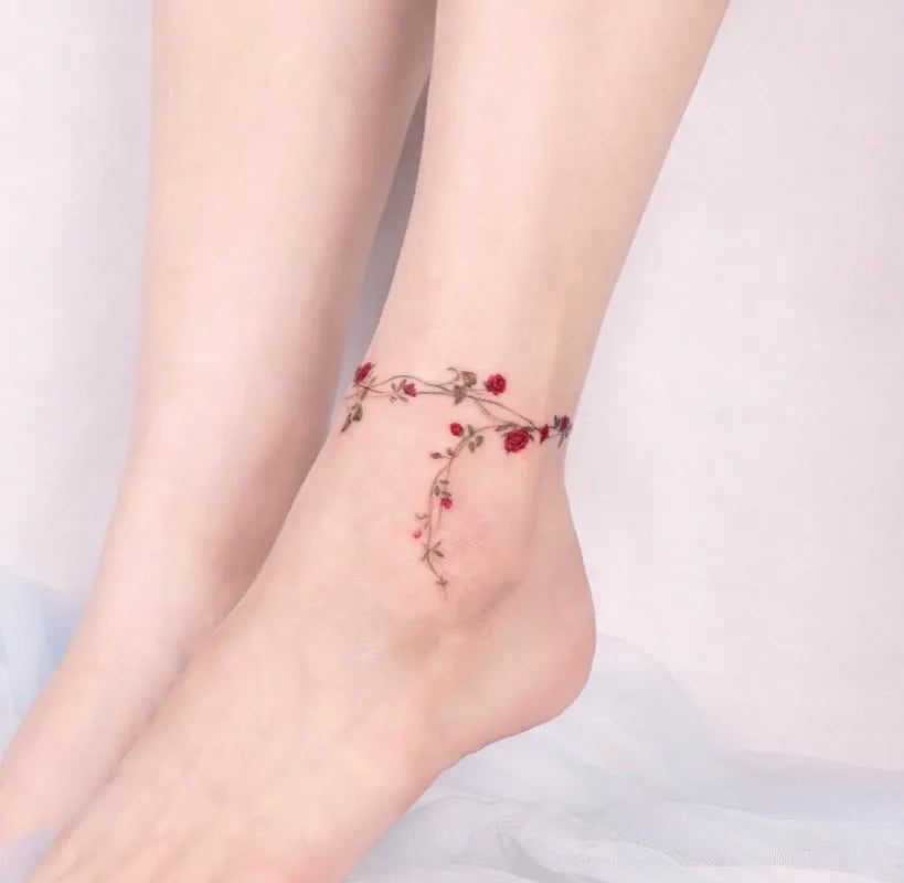 여성 발목에 새겨진 작고 섬세한 꽃무늬 발찌 문신