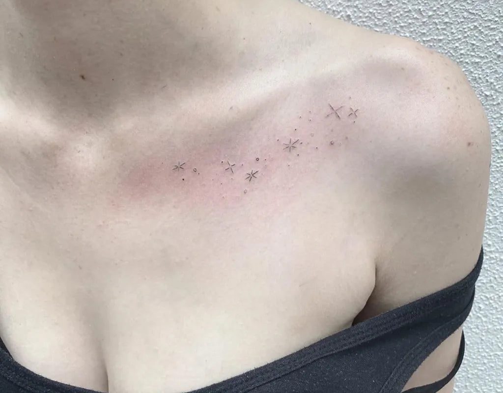 여성 쇄골에 새겨진 작고 미니멀한 별 문신
