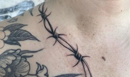 여성 쇄골에 새겨진 작고 섬세한 블랙워크 가시철사와 꽃 문신