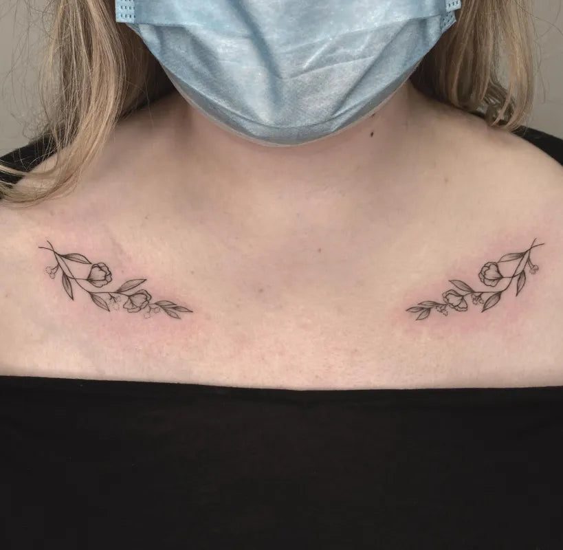 여성 쇄골에 새겨진 가늘고 섬세한 올리브 가지 문신