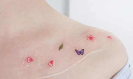 여성 쇄골에 새겨진 작고 섬세한 나비와 나뭇잎 문신