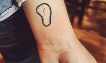여성을 위한 심플한 '녹아내리는 시계' 손목 타투