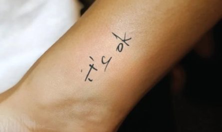여성을 위한 의미 있는 손목 타투