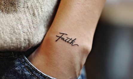 여성을 위한 '믿음(Faith)' 손목 타투