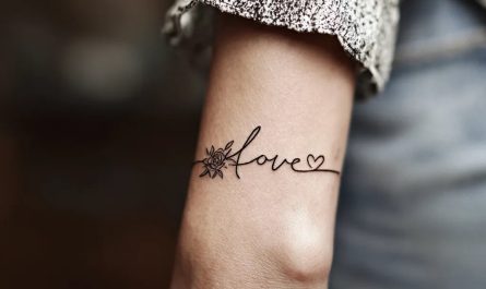 여성을 위한 'Love' 손목 타투