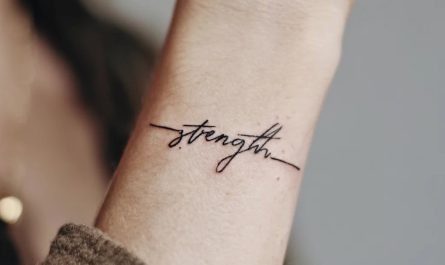 강인함을 상징하는 여성용 손목 타투