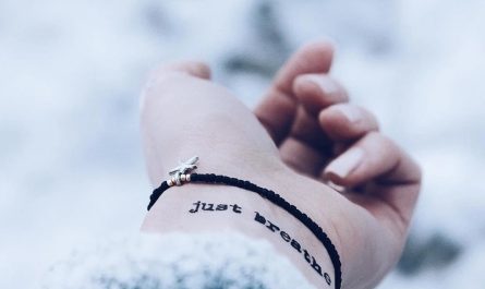 여성을 위한 '그저 숨을 쉬세요(Just Breathe)' 손목 레터링 타투