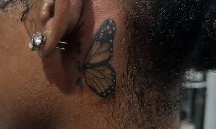 여성 귀 뒤에 새긴 작고 섬세한 라인워크 나비 타투