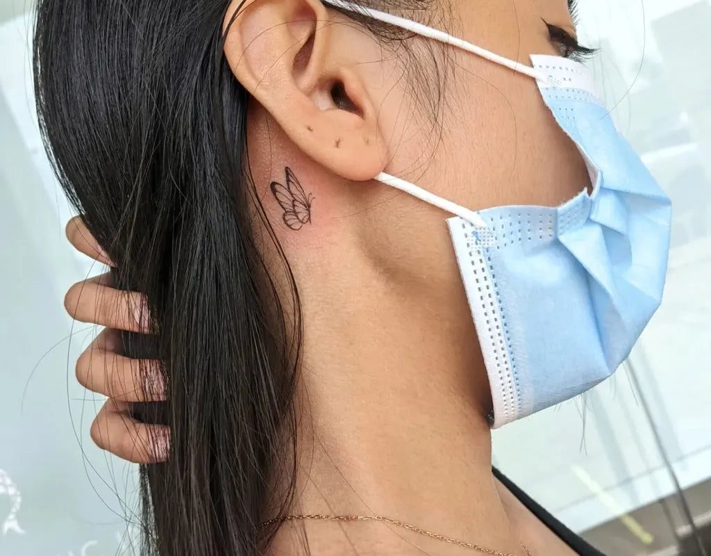 여성 귀 뒤에 새긴 작고 섬세한 라인 나비 타투