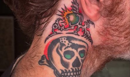 남성 귀 뒤에 새긴 왕관 쓴 해골 모양의 중간 사이즈 아메리칸 트래디셔널 타투