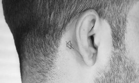 남성 귀 뒤에 새긴 작은 블랙워크 '농아(Deaf Mute)' 타투