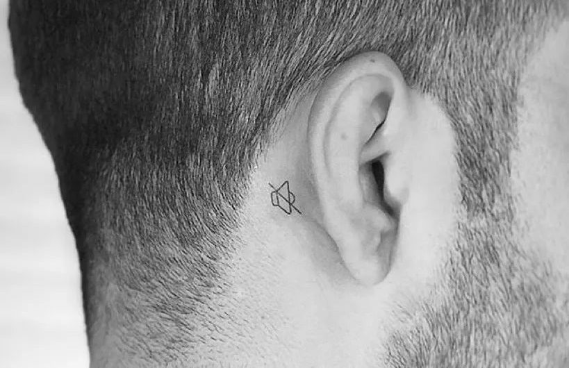 남성 귀 뒤에 새긴 작은 블랙워크 ‘농아(Deaf Mute)’ 타투