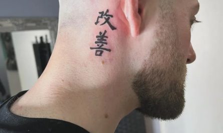 남성 귀 뒤에 새긴 작고 검은 '카이젠(Kaizen)' 한자 타투
