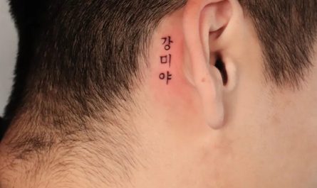 남성 귀 뒤에 새긴 작은 블랙워크 스타일의 한글 타투
