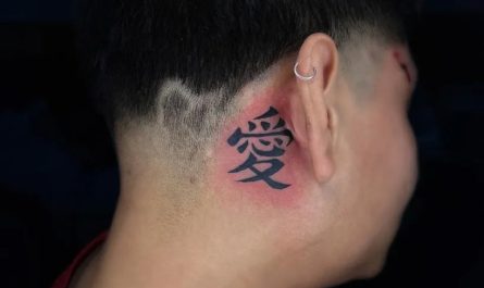 남성 귀 뒤에 새긴 작고 검은 중국어 '사랑(愛)' 한자 타투