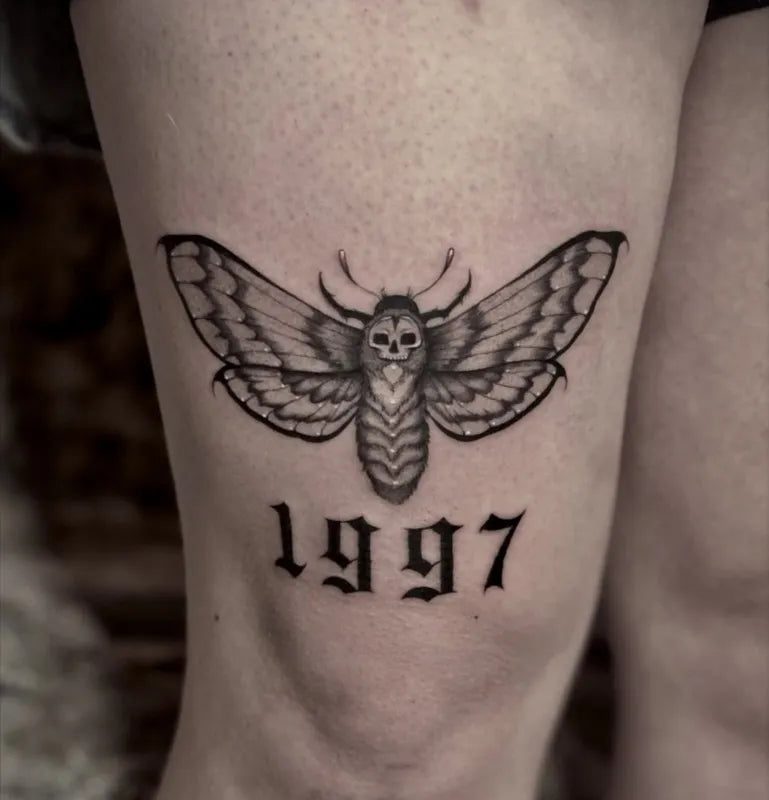 블랙워크 기법으로 작업한 중간 크기의 나방 타투, 그리고 1997년생 여성의 무릎 타투.